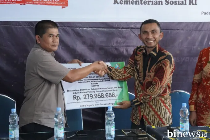 Wawako Allex Saputra Serahkan Bantuan Atensi Kemensos kepada 128 PPKS