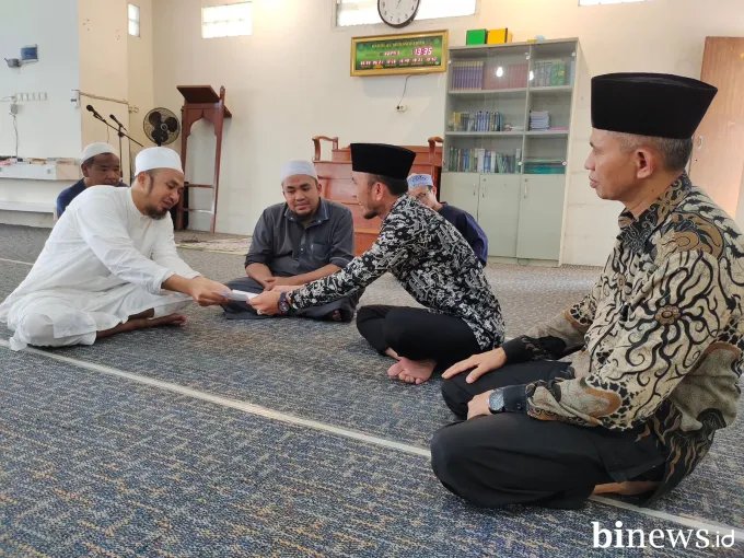 Wawako Allex Serahkan Bantuan untuk Fisabilillah, Dorong Penguatan Dakwah di Kota Serambi...