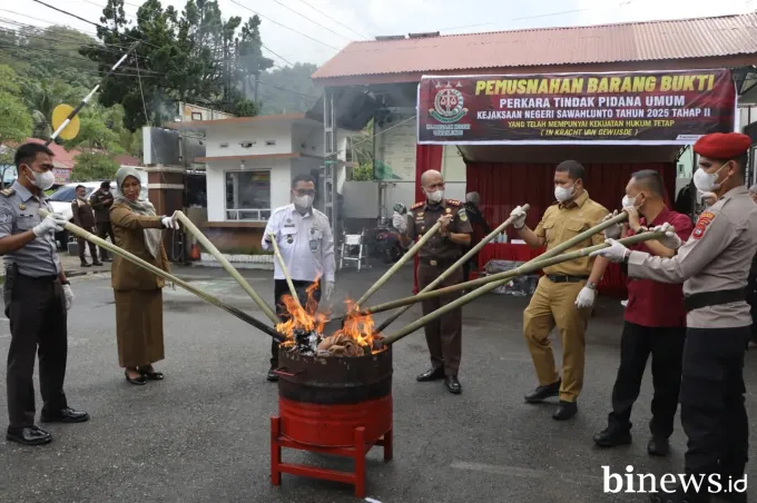 Wawako Jeffry Hadiri Pemusnahan Barang Bukti, Pemko Sawahlunto Tegaskan Dukungan...
