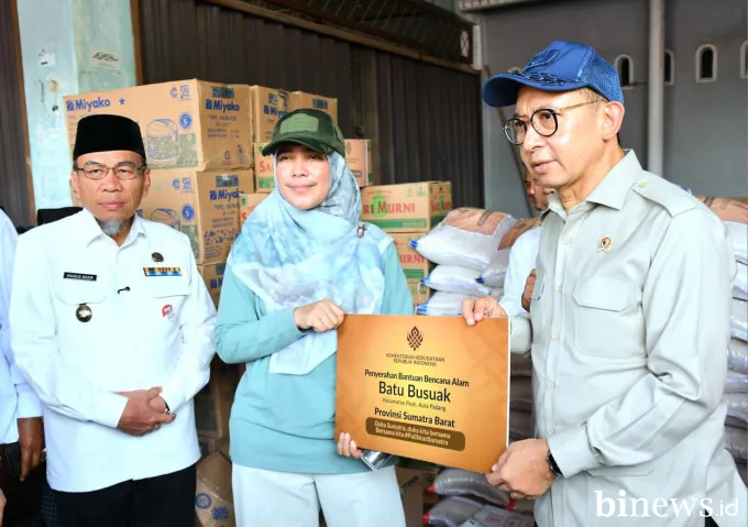 Wawako Maigus Nasir Dampingi Fadli Zon Serahkan Bantuan Bencana di Batu Busuk