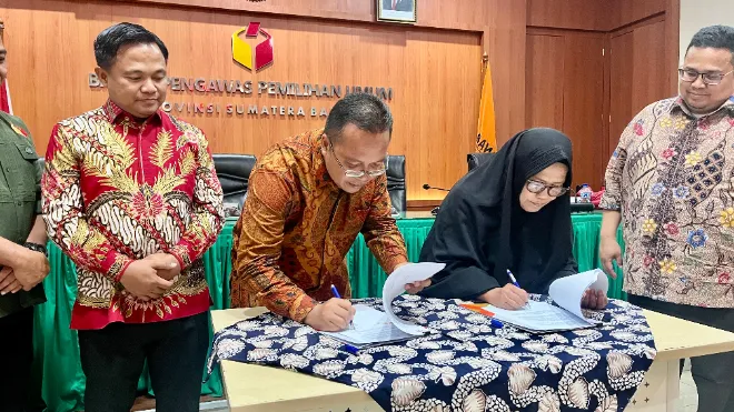 Penandatanganan mou antara bawaslu sumbar dan fjpi sumbar