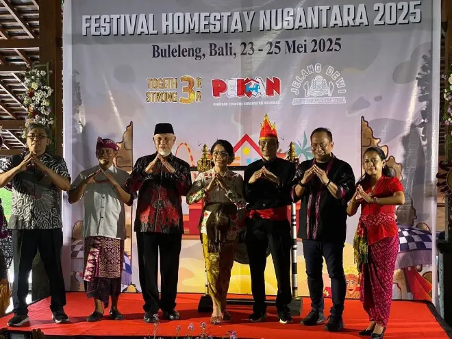 foto bersama usai terima penghargaan