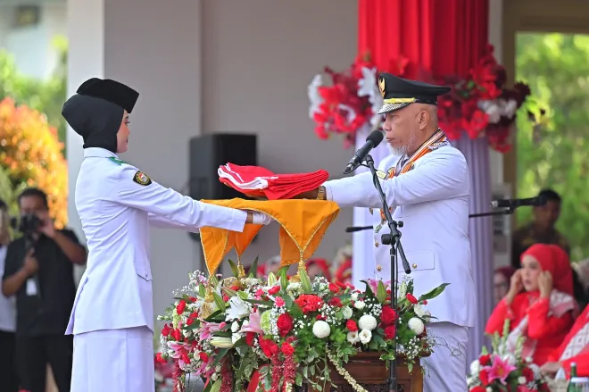 Penyerahan bendera oleh gubernur mahyeldi ansharullah kepada tim paskibraka. ist