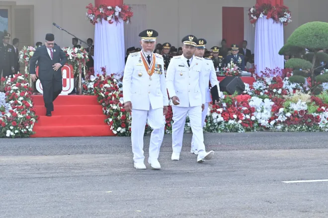 Gubernur mahyeldi dan wagub vasko saat upacara hut ri ke 80. ist