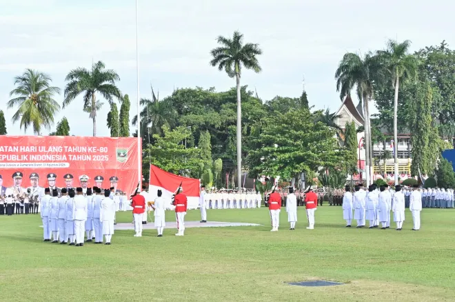 Pengibaran sang saka merah putih oleh tim paskibraka. ist