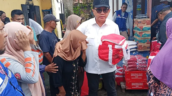 Wakil ketua dprd kota padang, mastilizal aye, meninjau lokasi korban kebakaran sekaligus menyerahkan bantuan dari dinas sosial dan kementerian sosial, kamis (11/9/2025).