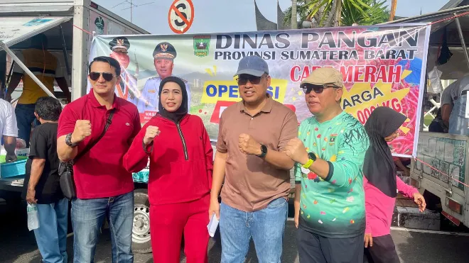Sekretaris daerah provinsi sumatera barat, arry yuswandi, didampingi kepala dinas pangan, iqbal ramadipayana, kepala uptd distribusi dan pasokan akses pangan, amalia dan humas bank indonesia perwakilan sumbar, ilham.