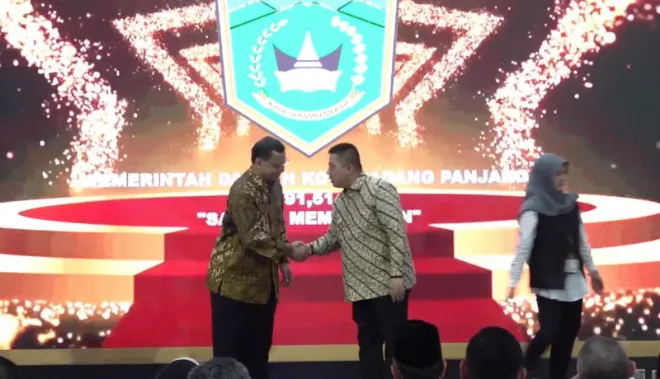 Wako padang panjang, hendri arnis, saat menerima penghargaan.
