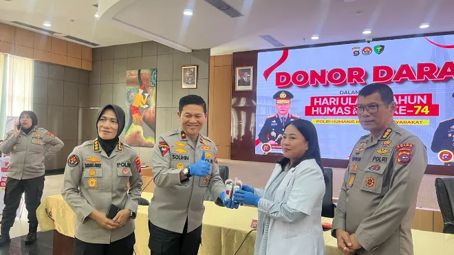Polda sumatera barat menggelar kegiatan pemeriksaan kesehatan gratis dan donor darah dalam rangka memperingati hari jadi ke-74 humas polri tahun 2025, rabu (22/10/2025).