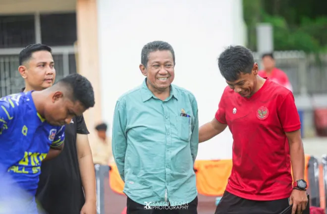 Sekretaris unp, erianjoni, saat berbincang dengan tim pelatih unp allstar.
