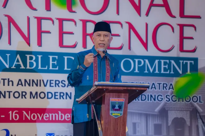 Gubernru sumbar mahyeldi ansharullah saat berpidato