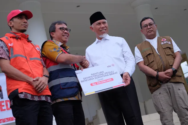 Semen padang serahkan bantuan untuk korban bencana.