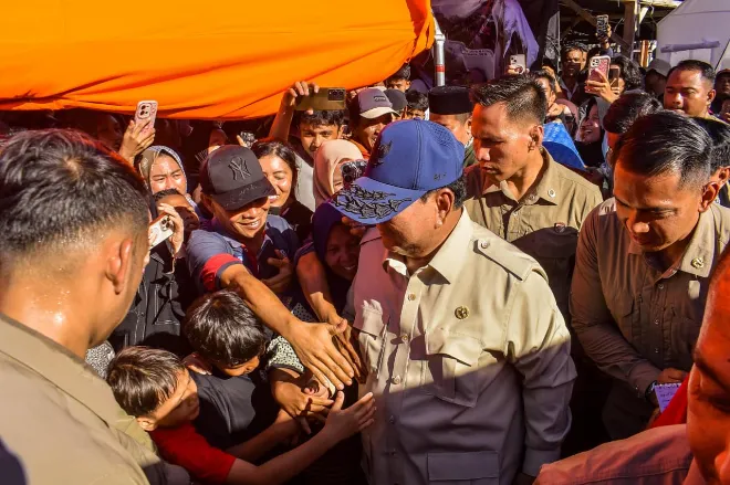 Kunjungan presiden prabowo ke padang pariaman meninjau korban banjir. adpim