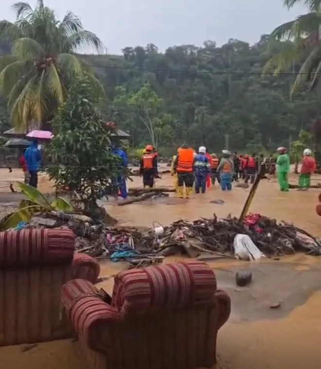 Banjir bandang susulan kembali melanda kawasan batu busuk, kecamatan pauh, kota padang, pada sore hari ini, minggu (14/12/25). (bi)