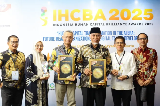 2. DIREKTUR operasional bank nagari, zilfa efrizon menerima penghargaan pada ajang ihcba 2025. gubernur sumbar, mahyeldi ansharullah juga menerima penghargaan the most brilliant head of local government in transformation of bumd human capital. ist