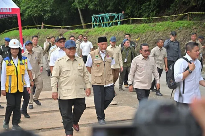 Gubernur mendampingi presiden
