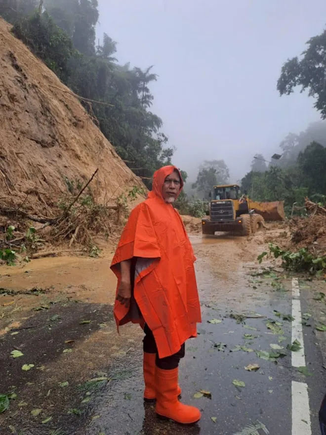 Gubernur saat meninjau bencana