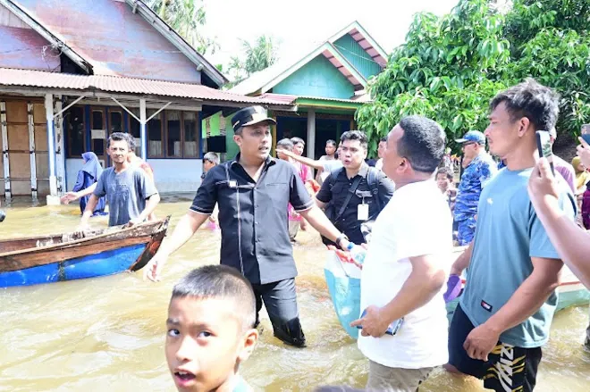 Wagub saat meninjau bencana