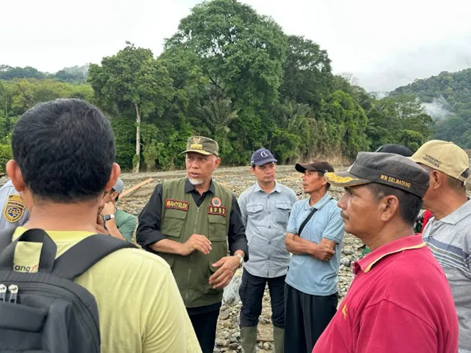 Gubernur di lokasi bencana