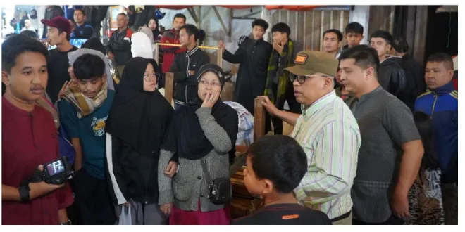 Wako berbincang dengan pengunjung