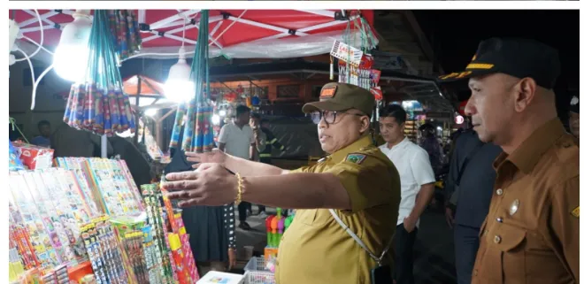 Wako berdiskusi dengan pedagang