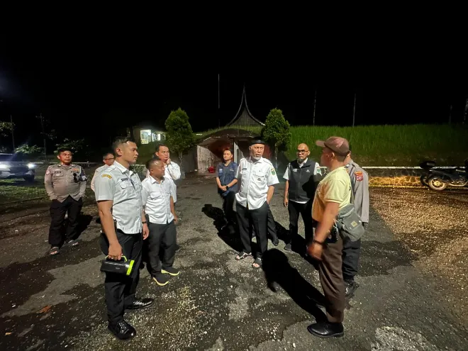 Gubernur saat peninjauan