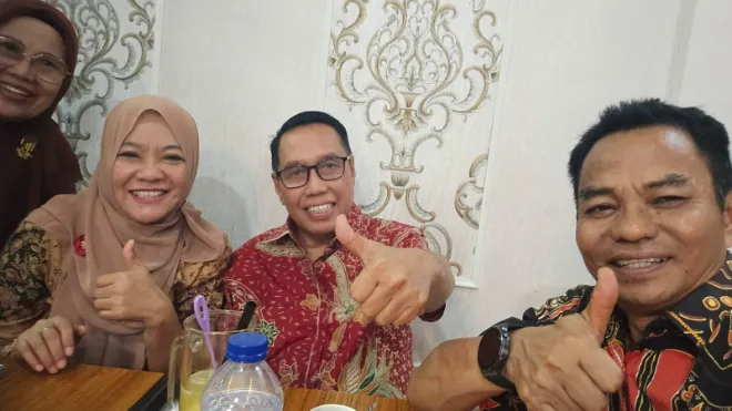 Widya dan marlis usai dialog beserta mitra di katagian resto padang