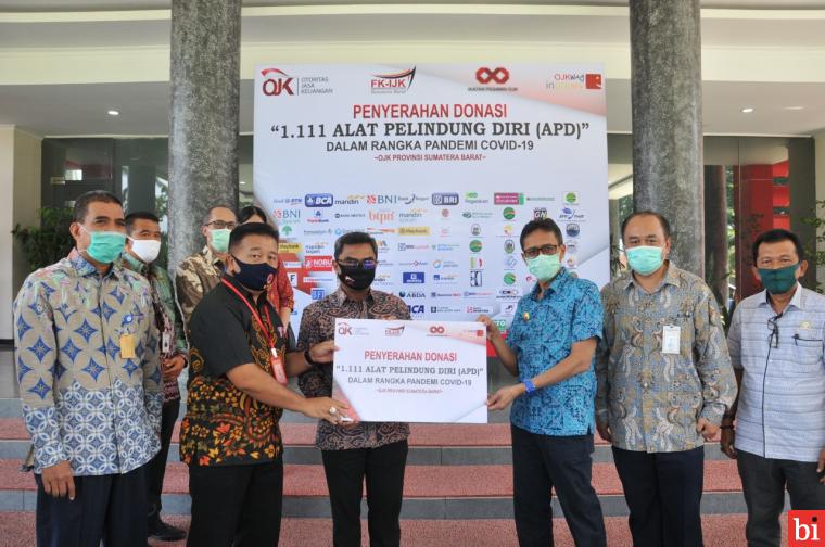 1.111 Bantuan APD FKIJK OJK diserahkan untuk Tenaga Medis di Sumbar