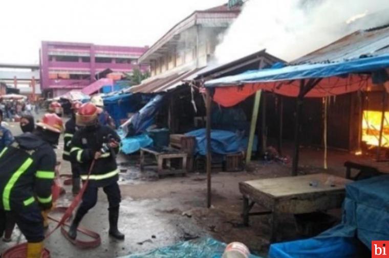 16 Toko di Pasar Raya Padang Terbakar