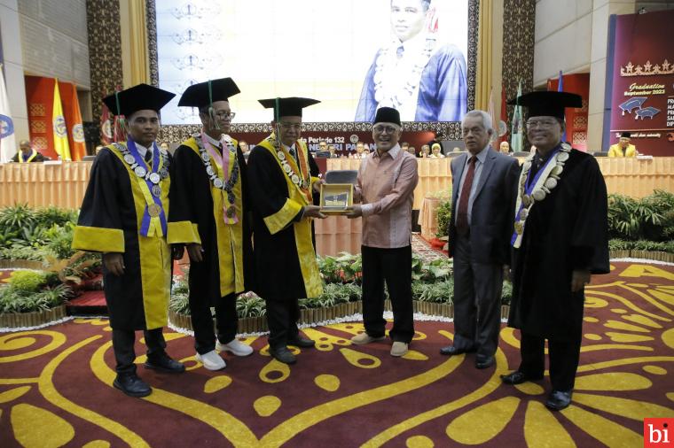 3.166 WISUDAWAN IKUTI ACARA WISUDA KE-132, UNP Siap Berkontribusi untuk Indonesia Emas...