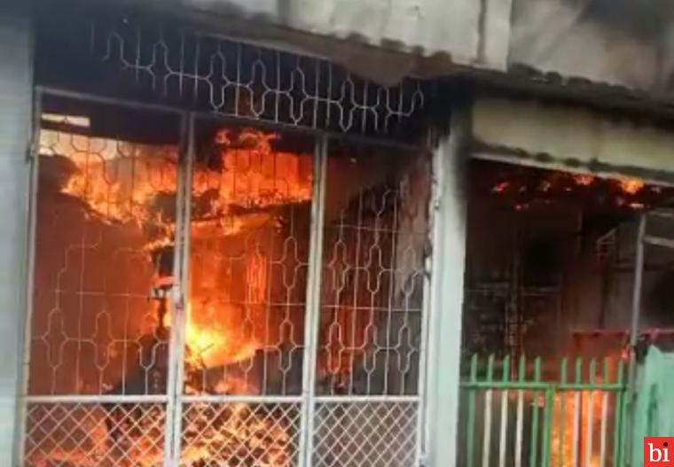 3 Rumah dan 1 Tempat Usaha di Kelurahan Dadok Tunggul Hitam Dilalap si Jago Merah