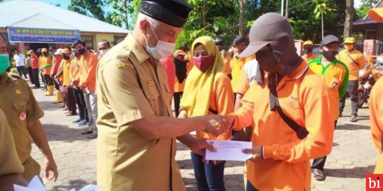 53 Petugas Kebersihan di Kota Padang Terima Penghargaan