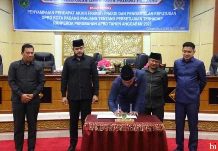 6 Fraksi DPRD Setujui Ranperda APBD Perubahan Tahun 2023 menjadi Perda