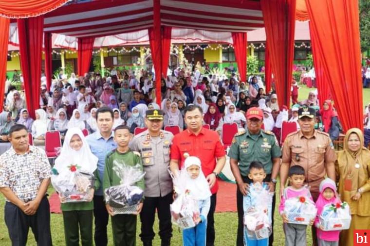 8.859 Pelajar Dharmasraya Terima Seragam Sekolah dari Sutan Riska