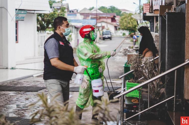 ACT-MRI Sumbar Semprotkan Desinfektan di Masjid Babussalam Ulak Karang Padang