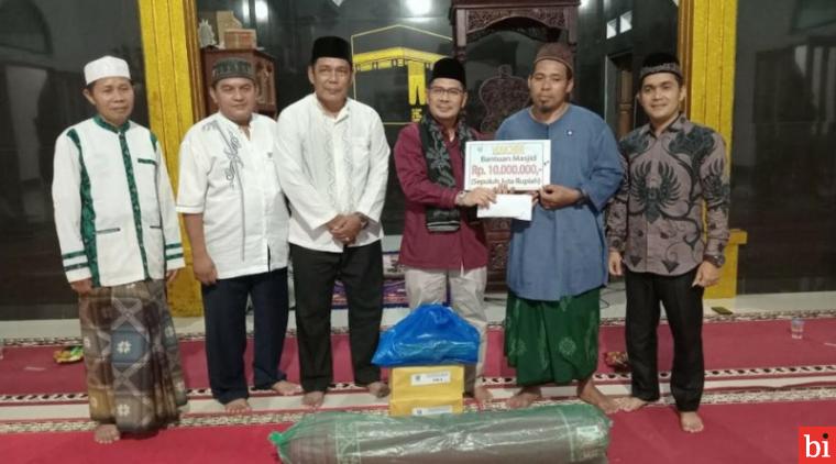 Adi Gunawan Wakil Ketua DPRD Dharmasraya Serahkan Bantuan ke Masjid Nurul Iman Tiumang