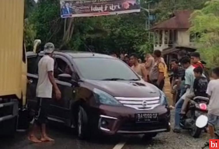 Akibat Banjir Akses Jalan Nasional Padang Painan Macet Total