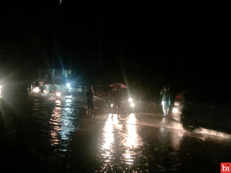 Akses Jalan Nasional Padang-Painan Macet Total Akibat Banjir di Nagari Duku