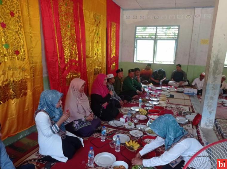 Anggota DPR RI Nevi Zuairina Makan Siang Bersama Wali Murid dan Guru-Guru MTS Bawan di...