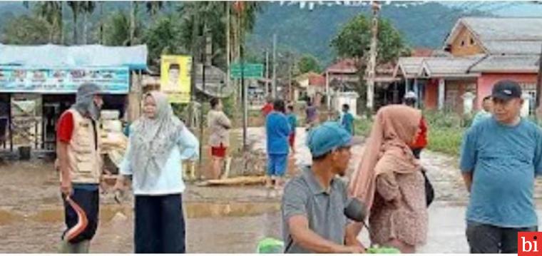 Anggota DPRD Pasaman Eka Hariani Tinjau Korban Banjir