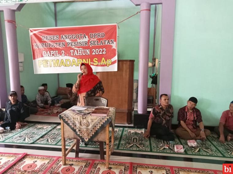 Anggota  DPRD Pessel dari Partai PDI-P Fetmadarni Reses di Kampung Gunung Cerek...