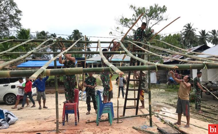 Anggota Kodim 0319/Mentawai Bantu Dirikan Tenda Pesta Pernikahan Warga