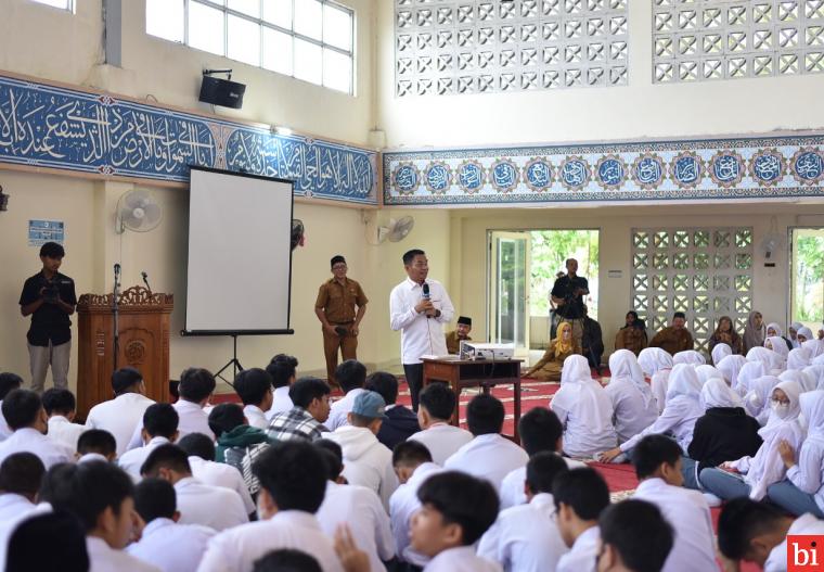 Anggota DPRD Sumbar Hidayat Edukasi Generasi Muda SMA 1 Padang Tentang Kearifan Lokal dan...