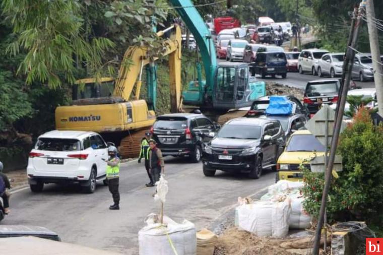 Arus Lalin Padang-Bukittinggi Meningkat, Kapolres Turun Langsung Lakukan Pengaturan