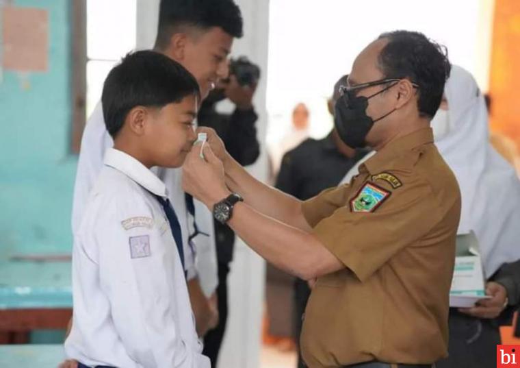 Atasi Dampak Abu Erupsi Marapi, Pemko Bagikan Masker ke Beberapa Sekolah