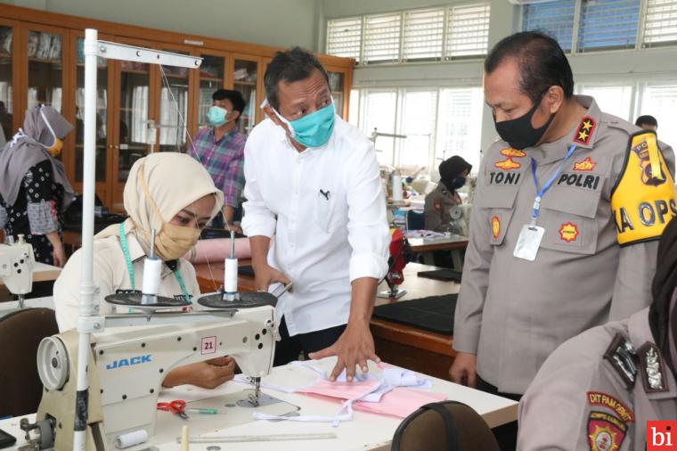 Atasi Kelangkaan Masker, Belasan Personel Polwan Polda Sumbar Belajar Menjahit