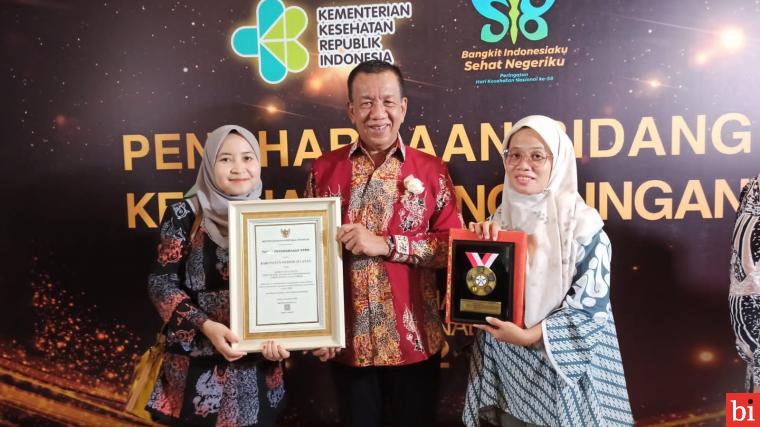 Award Kesehatan Lingkungan diterima Bupati Rusma Yul Anwar