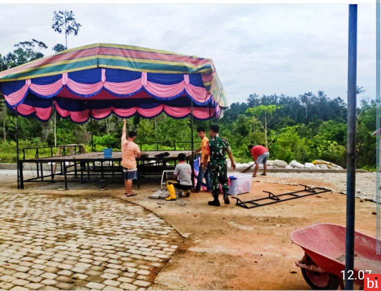 Babinsa Koramil 02/Muara Siberut Serka Rudi Gotong Royong Bersama Warga