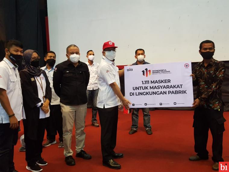 Bagikan 1.111 Masker, Dirkeu PT Semen Padang Ajak Masyarakat Menjadikan 3M Sebagai...