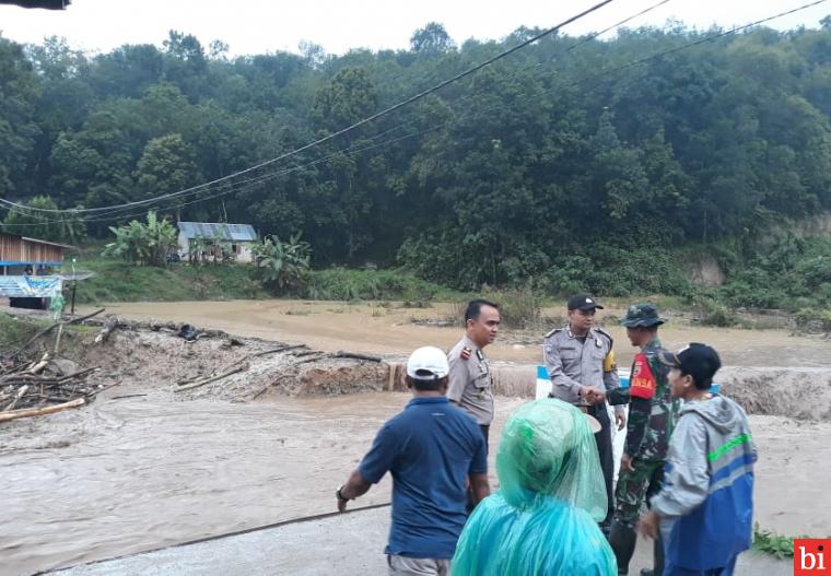 Batang Sukam Sijunjung Mengamuk, Jembatan Putus Dihantam Banjir Bandang